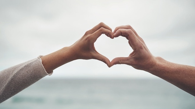 Hand_in_Hand_heart.jpg