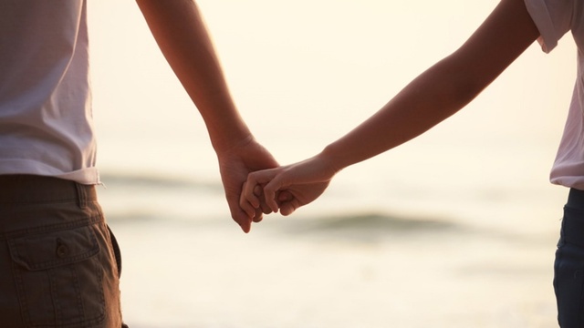 Hand_in_Hand_lovers.jpg