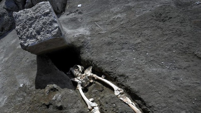 Pompeii_crushed_die.jpg